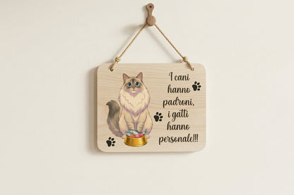 Targa Decorativa in Legno 20x30 cm – "I cani hanno padroni, i gatti hanno personale!"