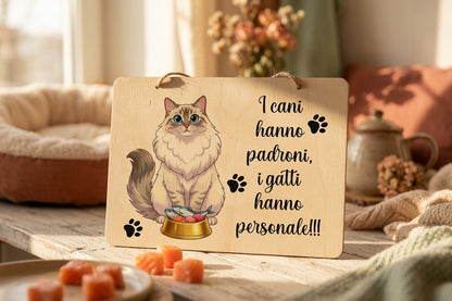 Targa Decorativa in Legno 20x30 cm – "I cani hanno padroni, i gatti hanno personale!"