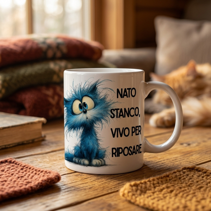 Tazza in Ceramica “Nato Stanco, Vivo per Riposare” 10x12 cm – Tazza Divertente Idea Regalo